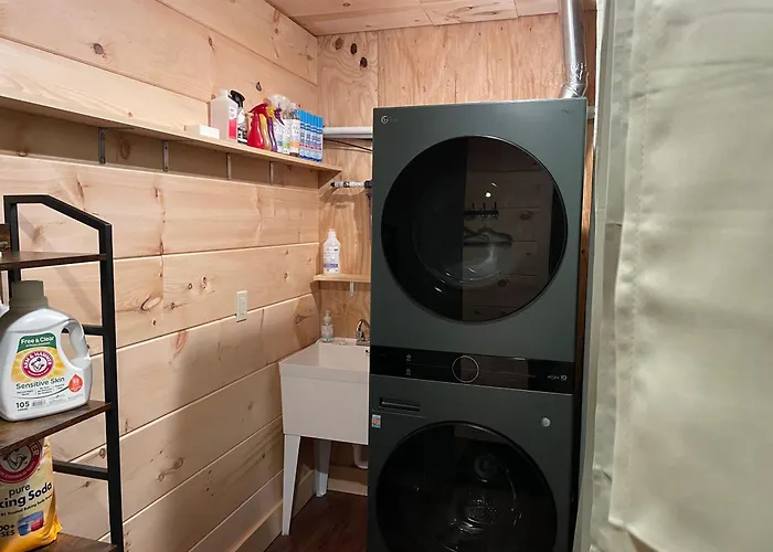 Creekside Getaway - King Bed - Full Kitchen