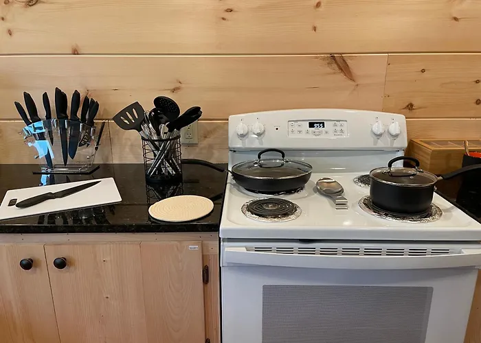 Creekside Getaway - King Bed - Full Kitchen