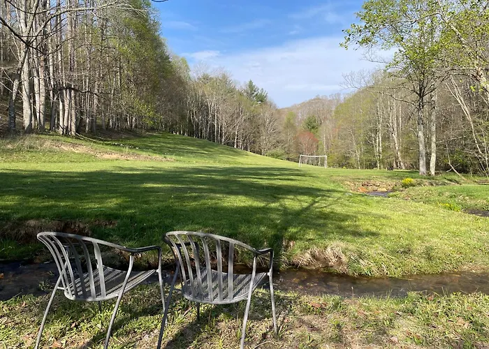 Creekside Getaway - King Bed - Full Kitchen