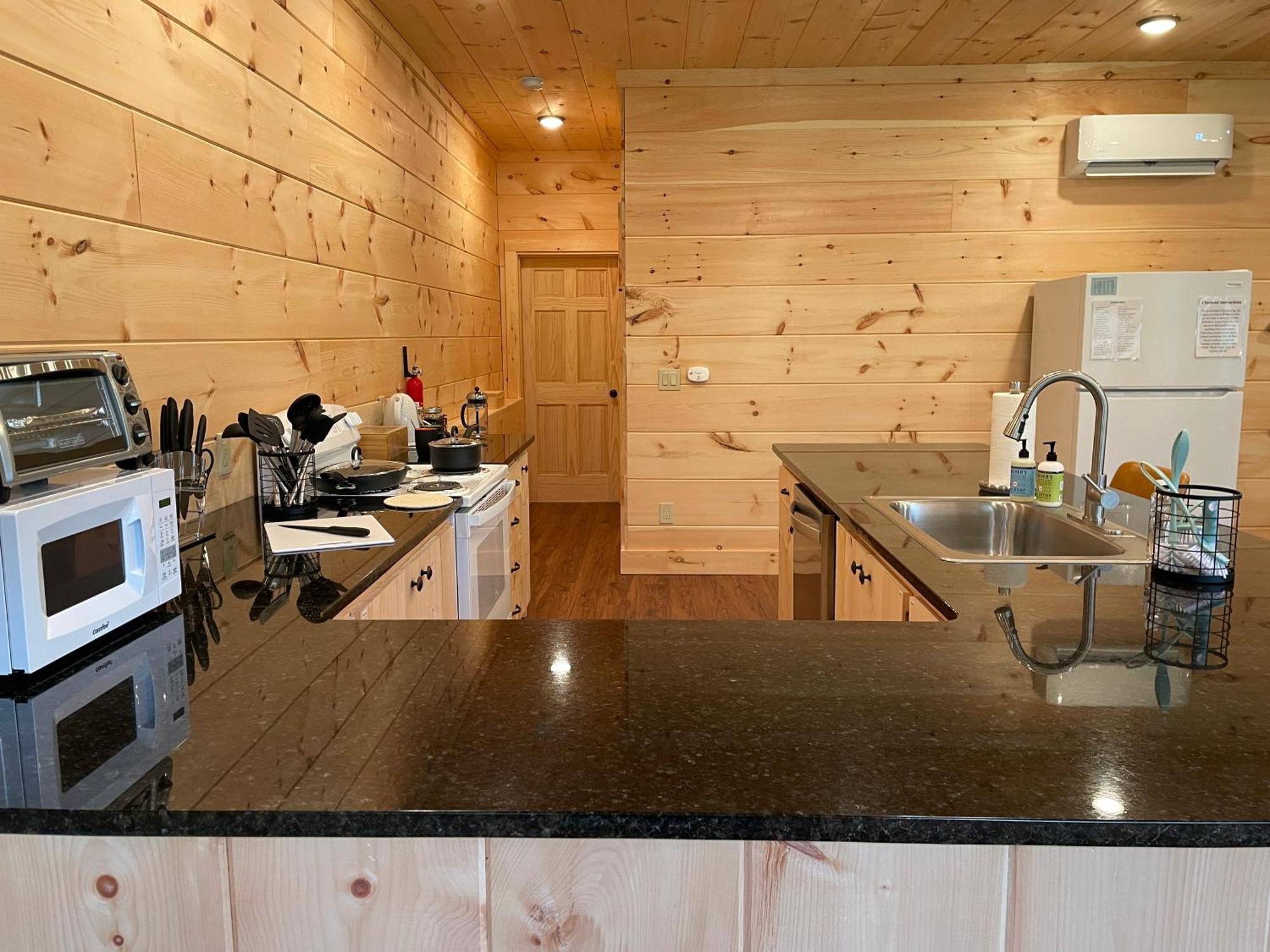 Creekside Getaway - King Bed - Full Kitchen Apartment Boone