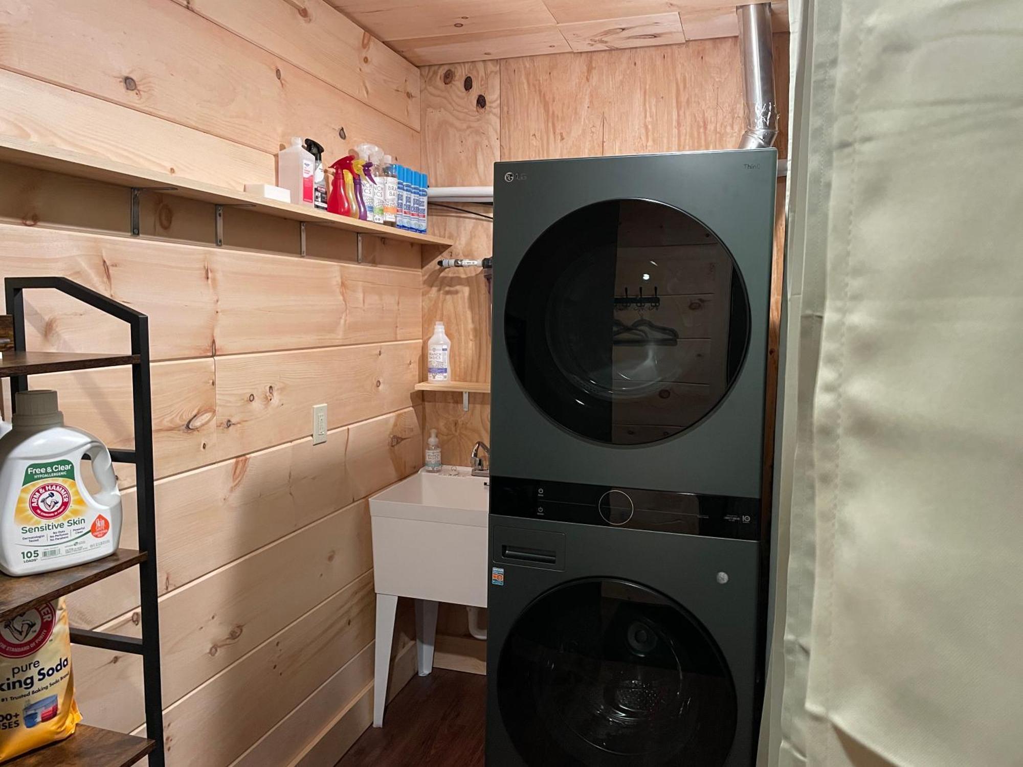 Creekside Getaway - King Bed - Full Kitchen Apartment