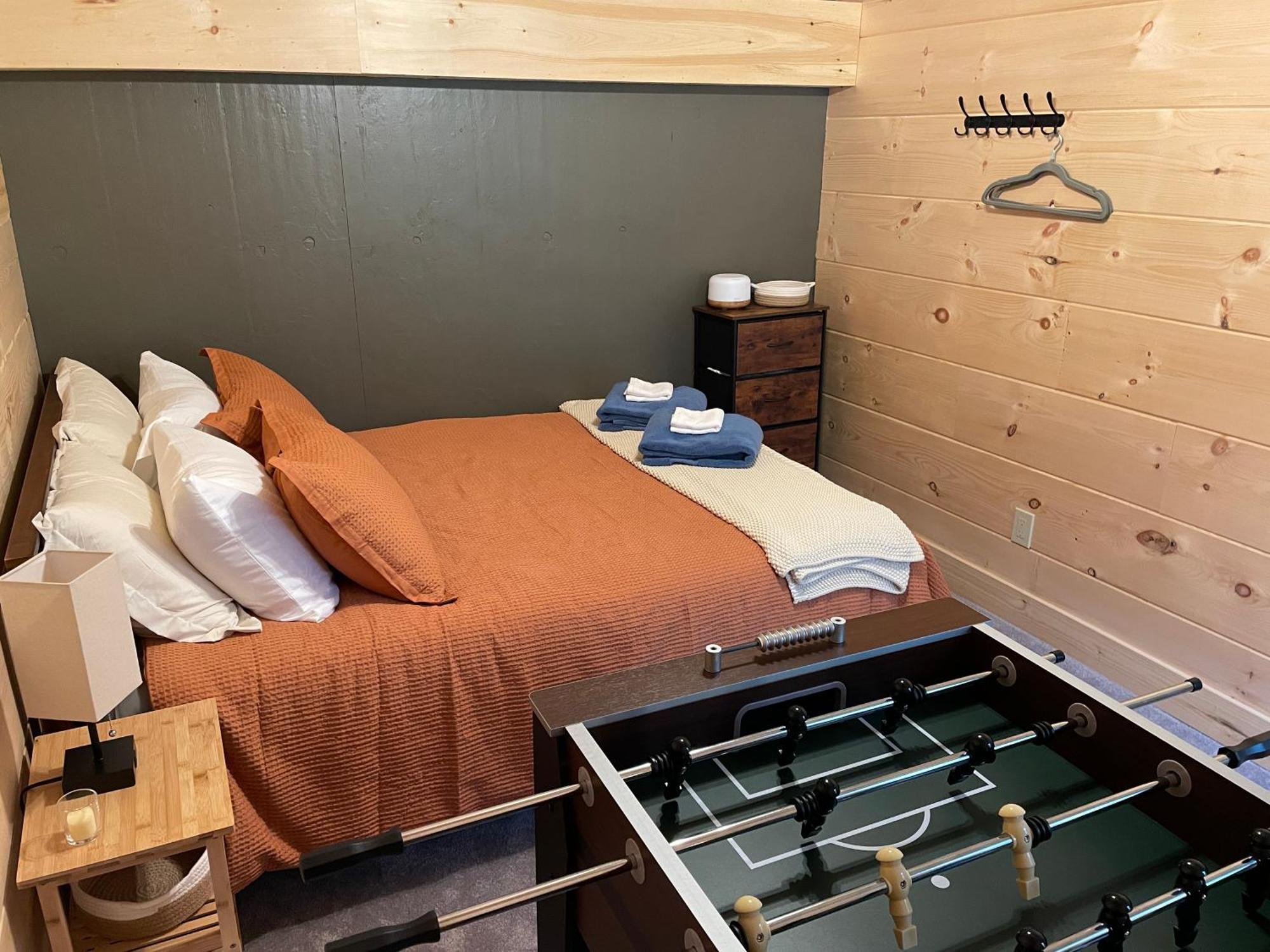 Creekside Getaway - King Bed - Full Kitchen Apartment *