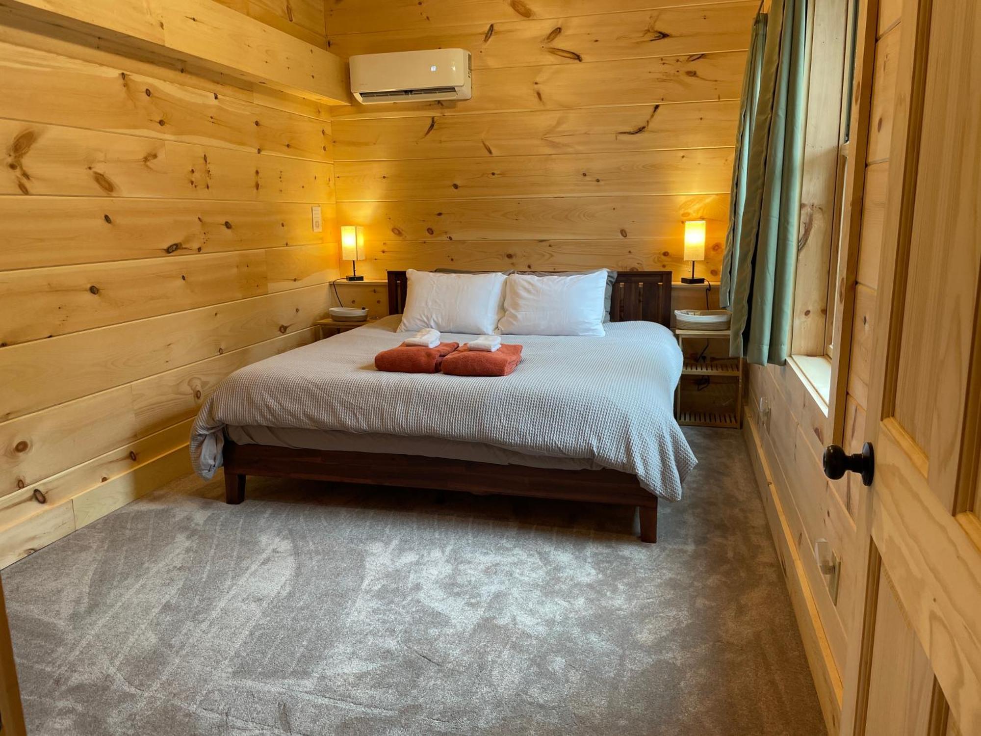 Apartment Creekside Getaway - King Bed - Full Kitchen