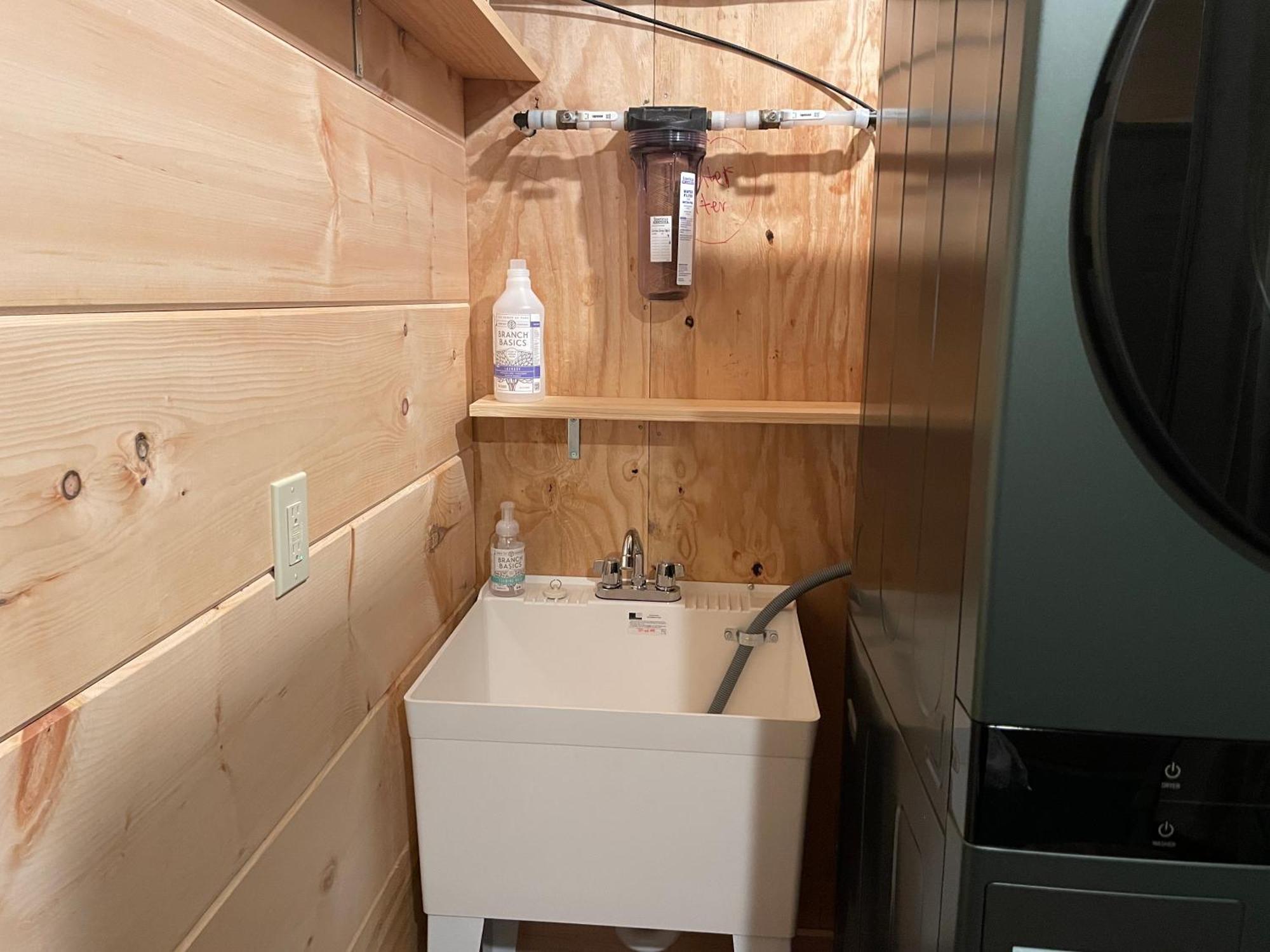 Creekside Getaway - King Bed - Full Kitchen