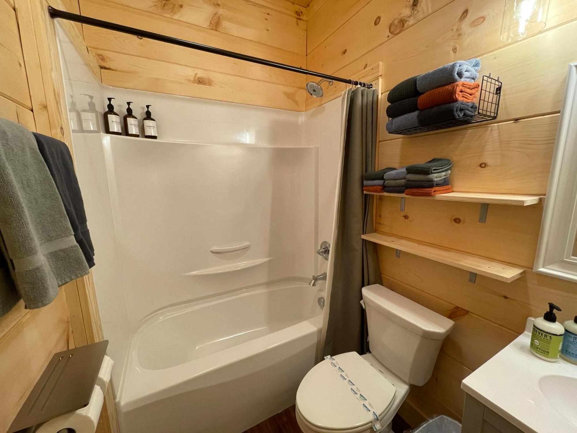 Creekside Getaway - King Bed - Full Kitchen Apartment *
