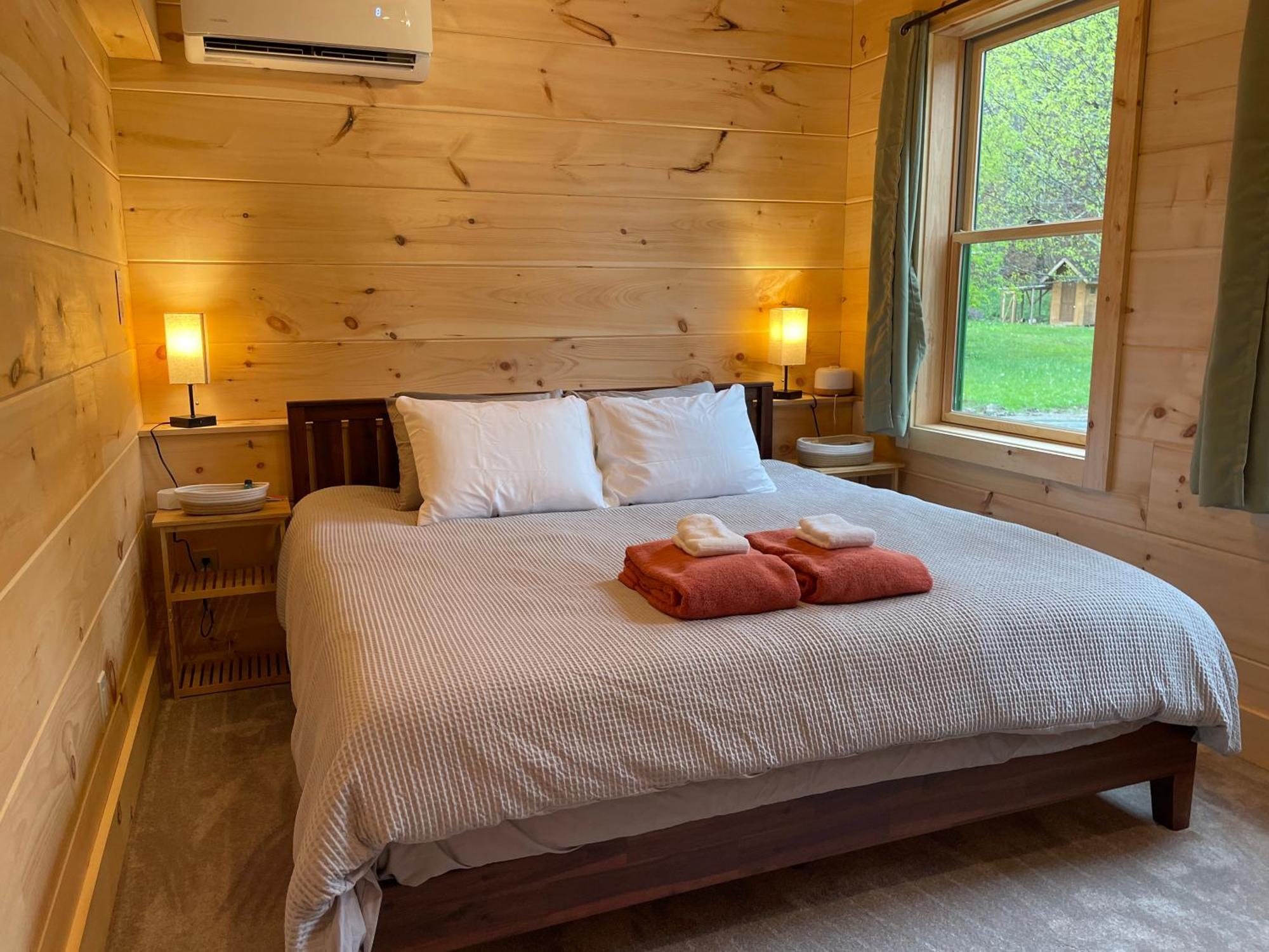 Creekside Getaway - King Bed - Full Kitchen *