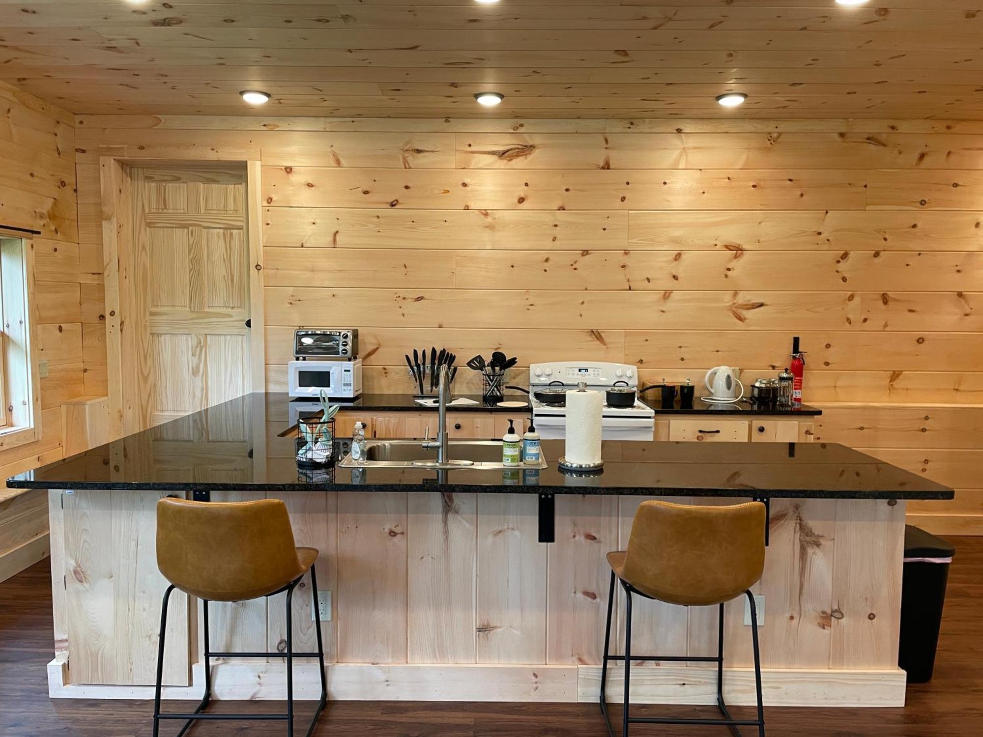 Creekside Getaway - King Bed - Full Kitchen
