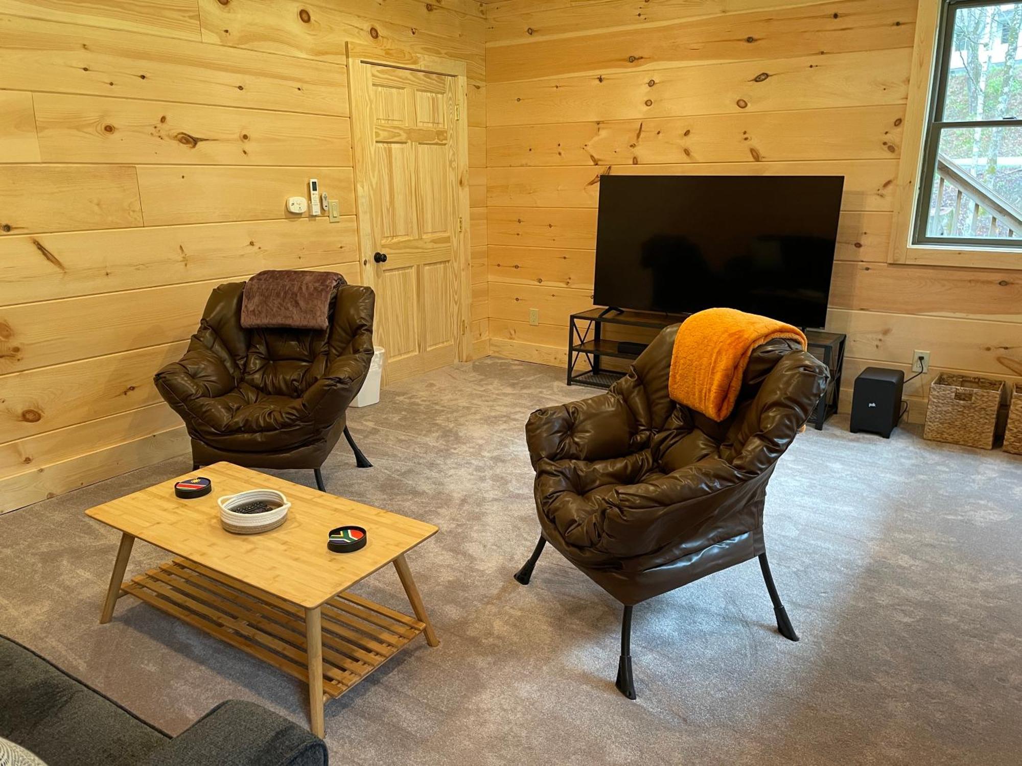 Apartment Creekside Getaway - King Bed - Full Kitchen Boone
