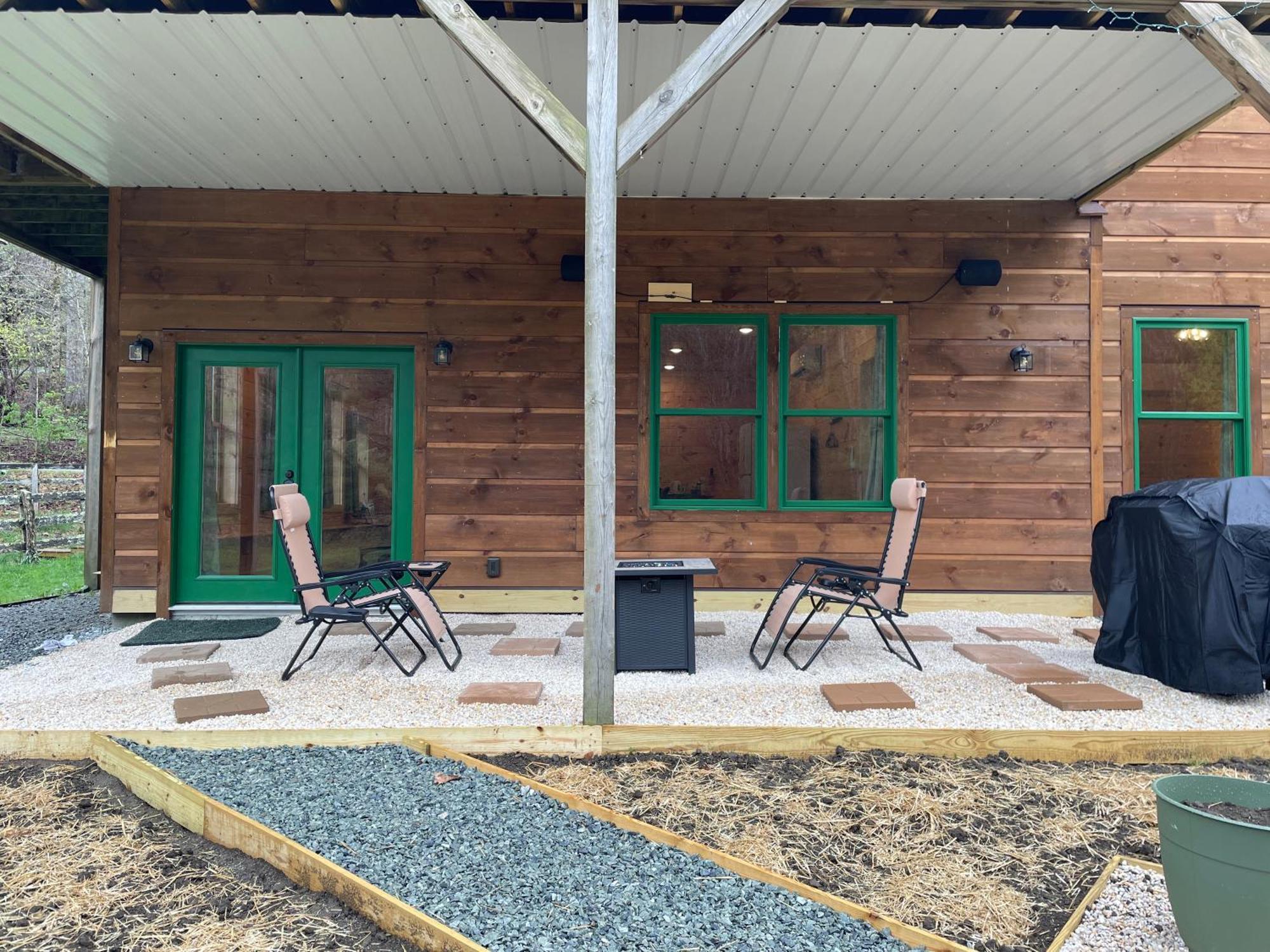Creekside Getaway - King Bed - Full Kitchen Apartment Boone