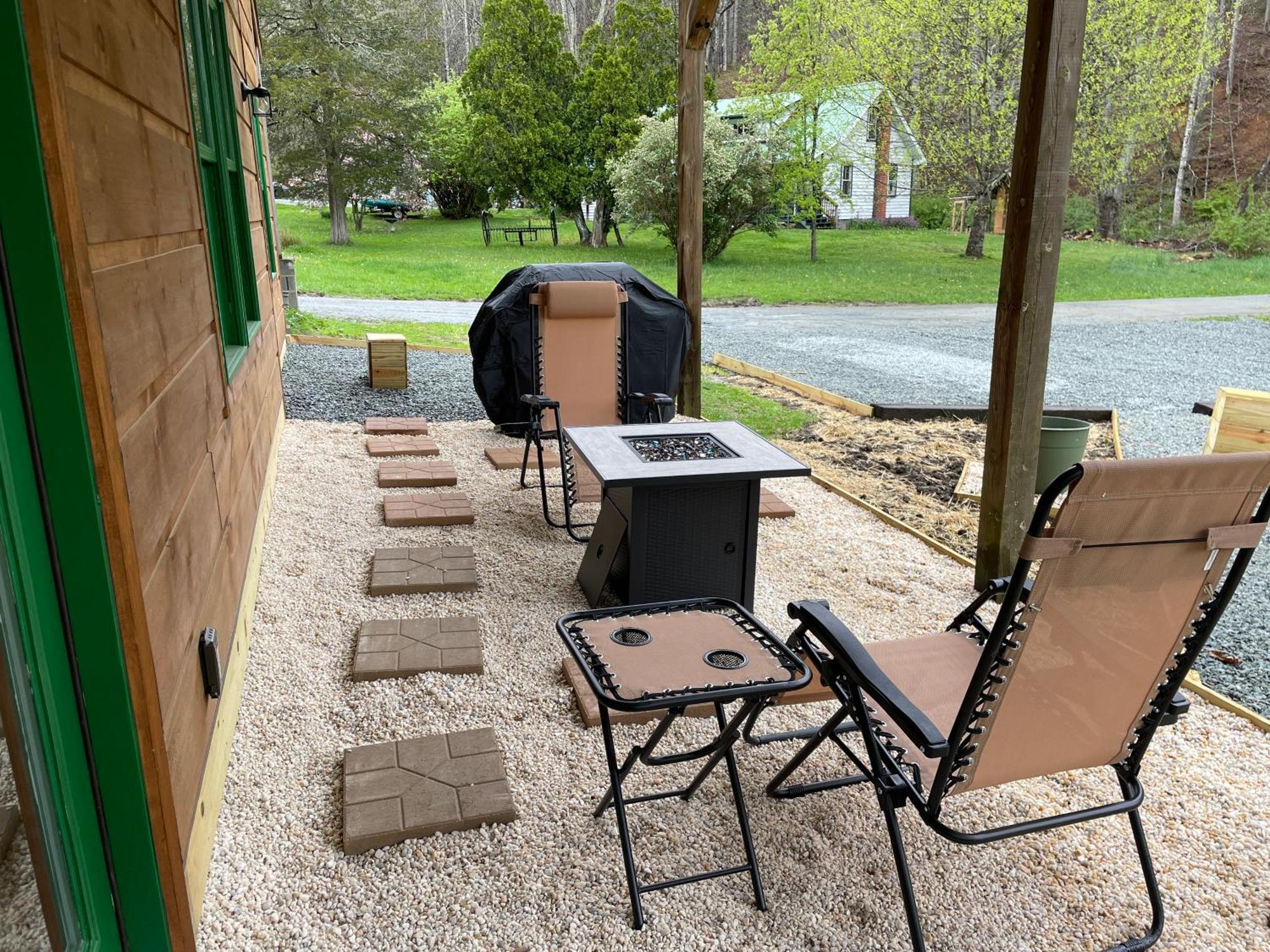 Creekside Getaway - King Bed - Full Kitchen Boone