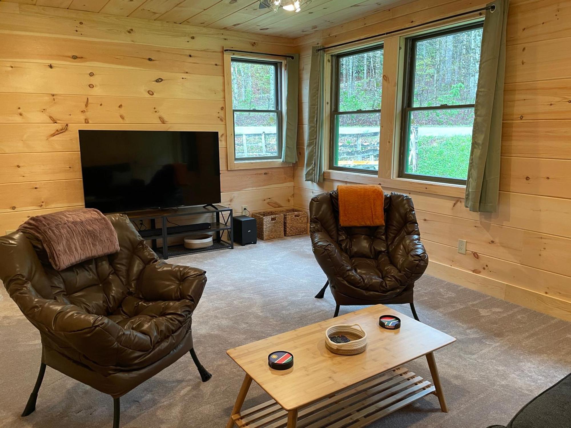 Apartment Creekside Getaway - King Bed - Full Kitchen *