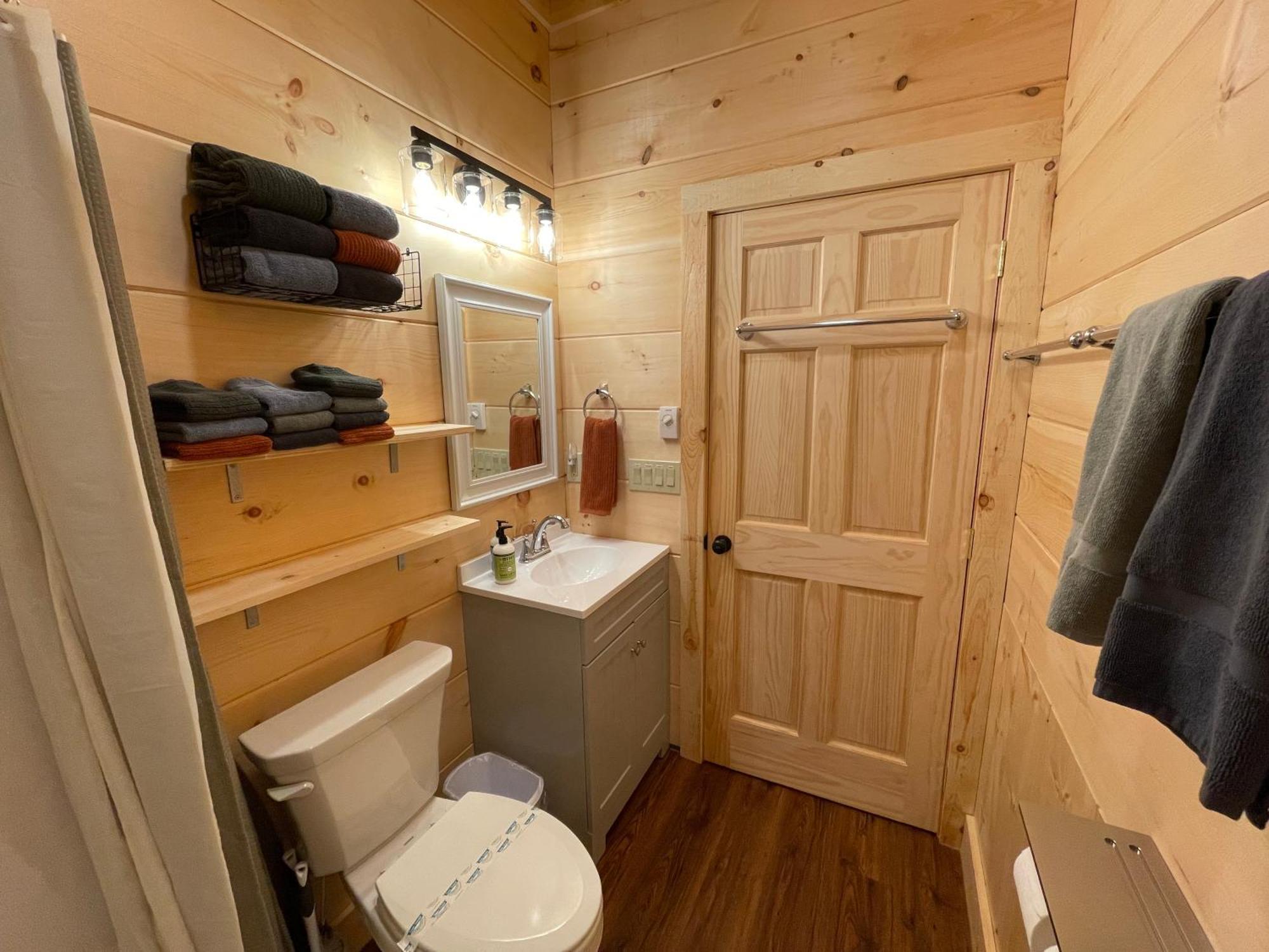 Creekside Getaway - King Bed - Full Kitchen * Boone