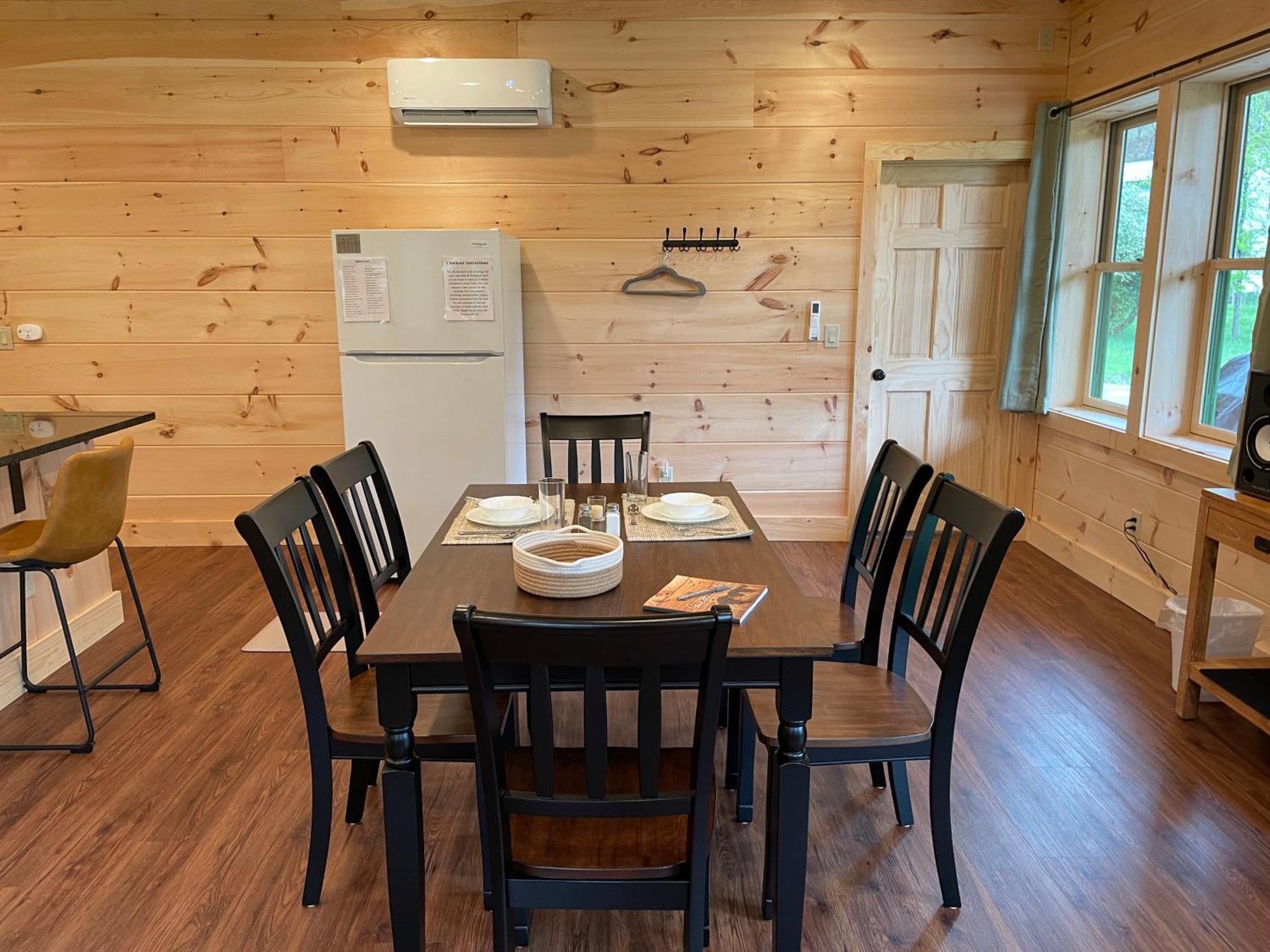 Creekside Getaway - King Bed - Full Kitchen Apartment