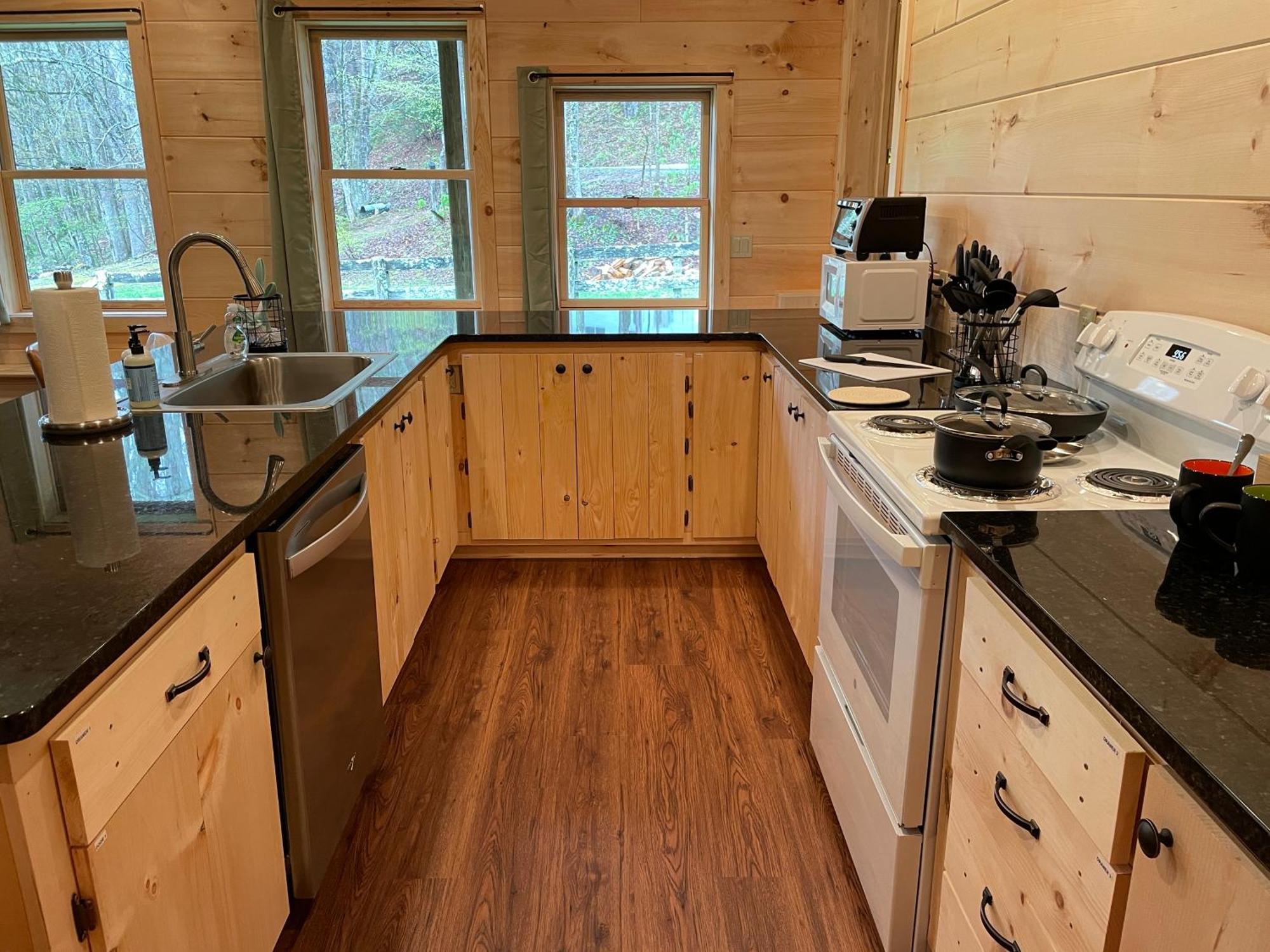 Creekside Getaway - King Bed - Full Kitchen Apartment