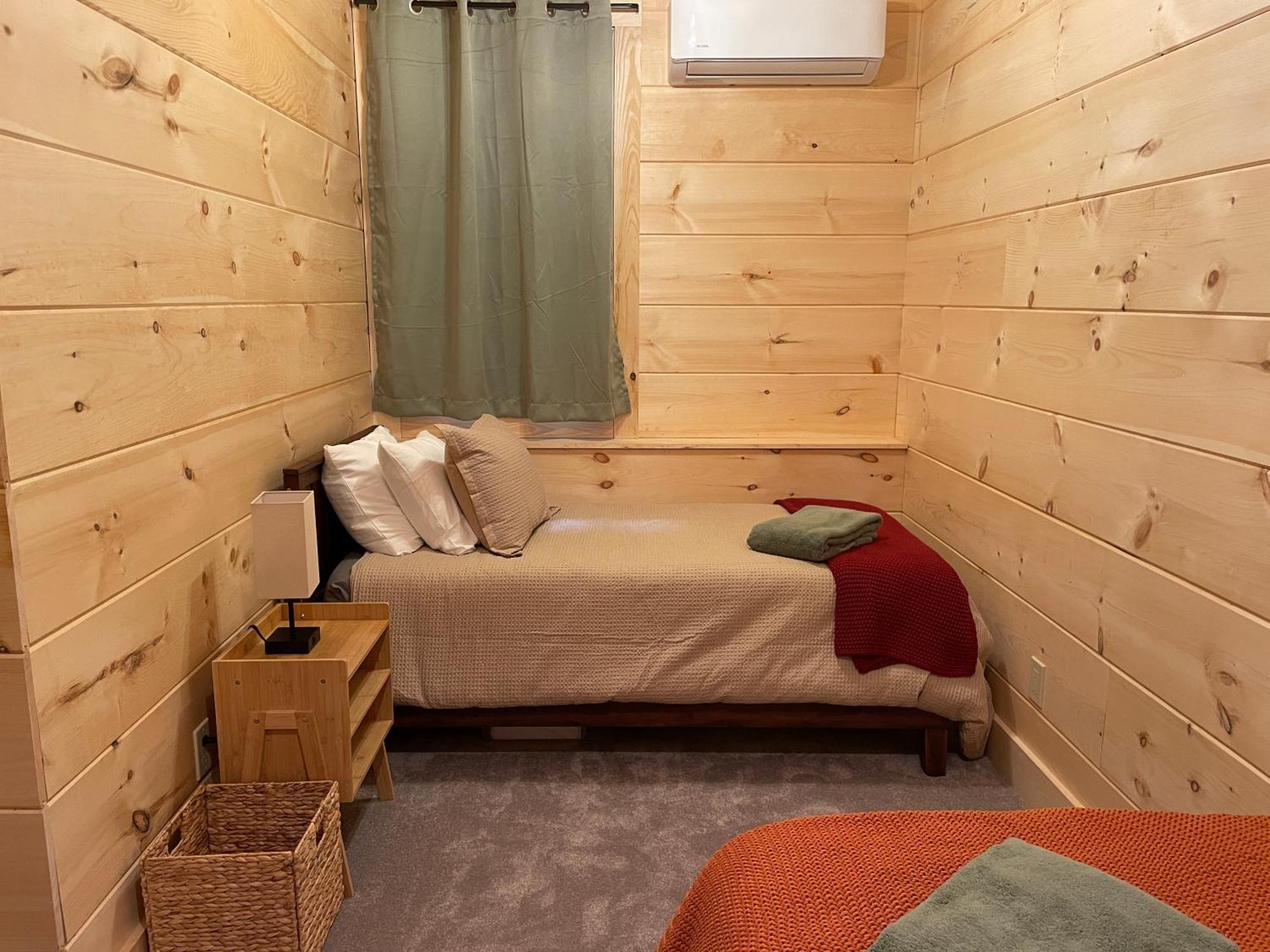 Apartment Creekside Getaway - King Bed - Full Kitchen Boone