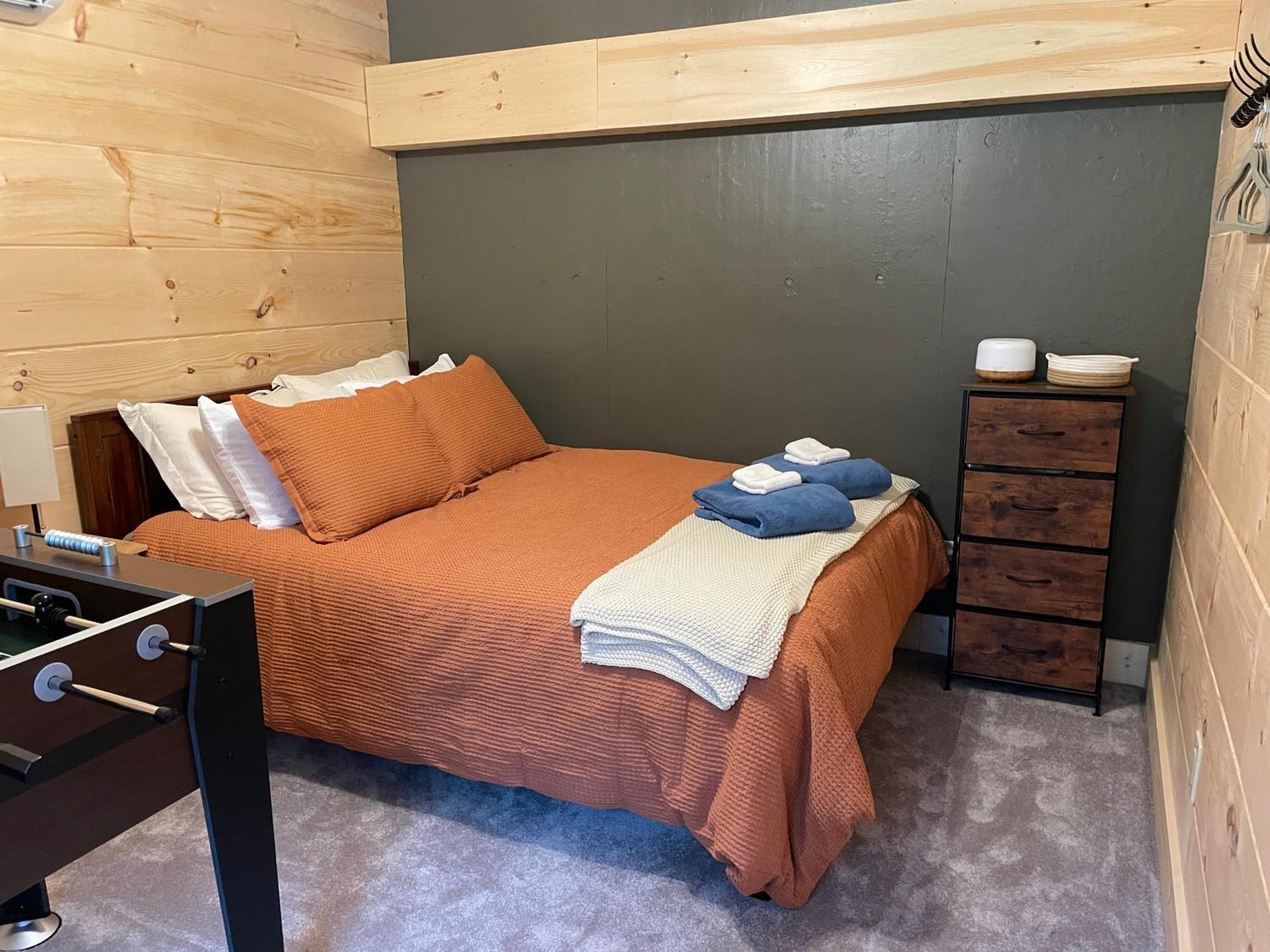 Apartment Creekside Getaway - King Bed - Full Kitchen