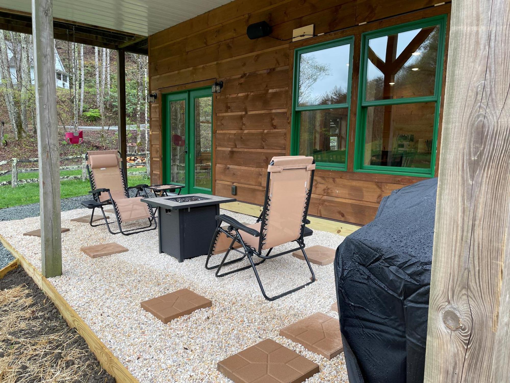 Apartment Creekside Getaway - King Bed - Full Kitchen *
