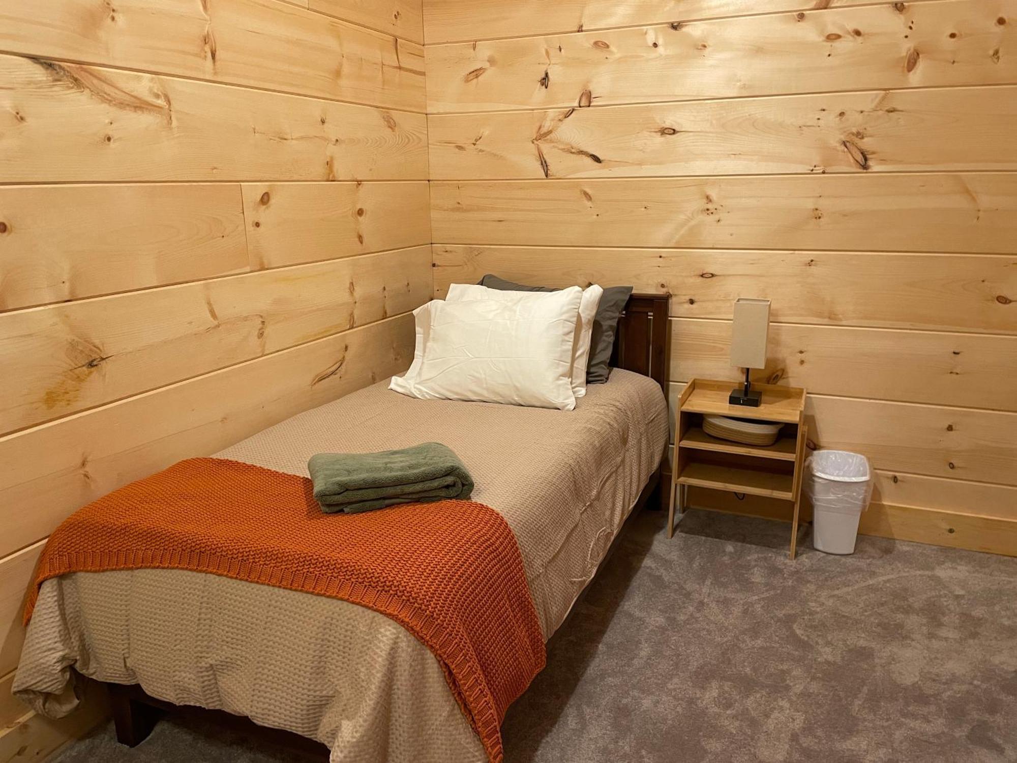 Creekside Getaway - King Bed - Full Kitchen Boone