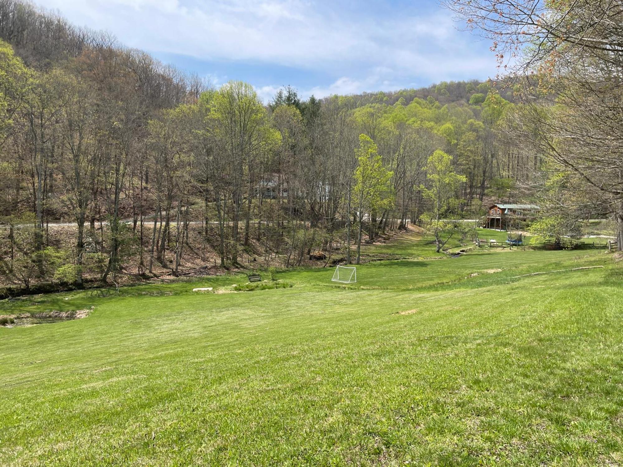 Apartment Creekside Getaway - King Bed - Full Kitchen