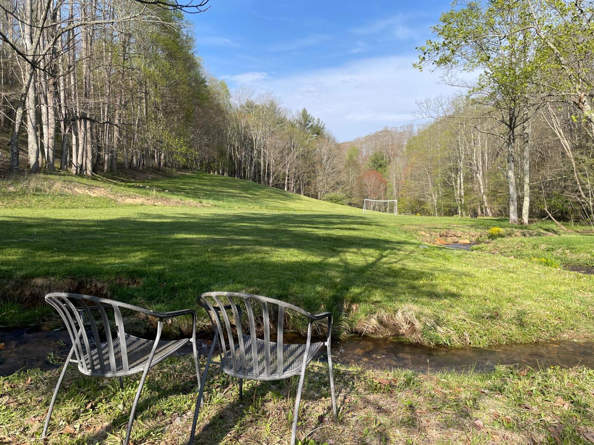 Apartment Creekside Getaway - King Bed - Full Kitchen Boone