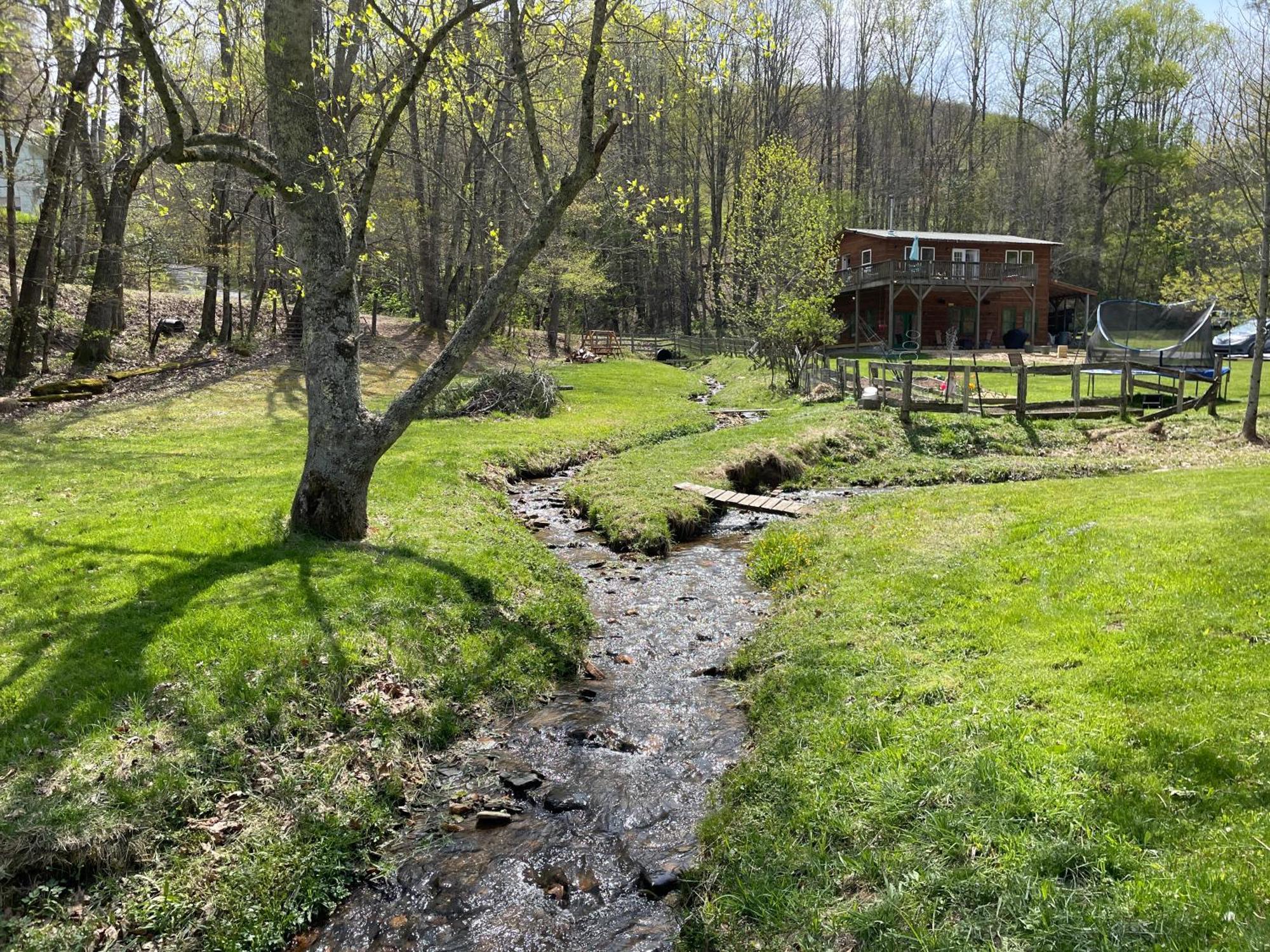 Apartment Creekside Getaway - King Bed - Full Kitchen